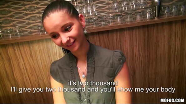 කළු හිසකෙස් ඇති වික්සන් මේගන් මේඩන් හිස ලබා දී POV හි පහර දෙයි